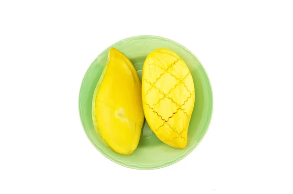 Pokroić w pół dojrzałe mango na białym tle — Zdjęcie stockowe