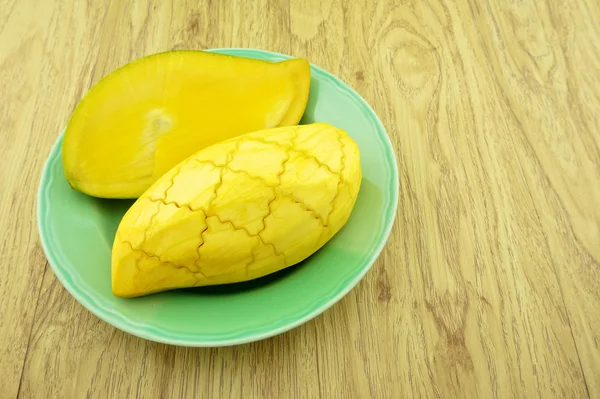 Yarı olgun mango yeşil çanak üzerinde dilim — Stok fotoğraf