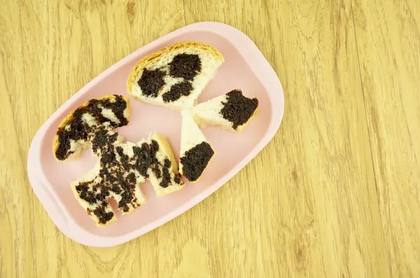 Bread pour with chocolate on pink tray — Stock Photo, Image