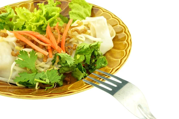 Jedzenie bułka makaron szeroki ryż widelcem na białym tle — Zdjęcie stockowe