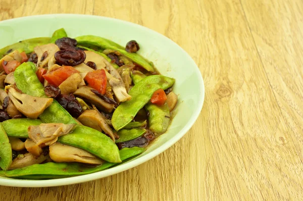 Close up green pea fried on left — Stock Photo, Image