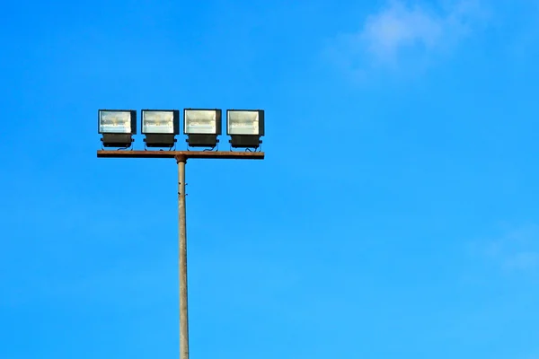 Foco halógeno con cielo azul — Foto de Stock