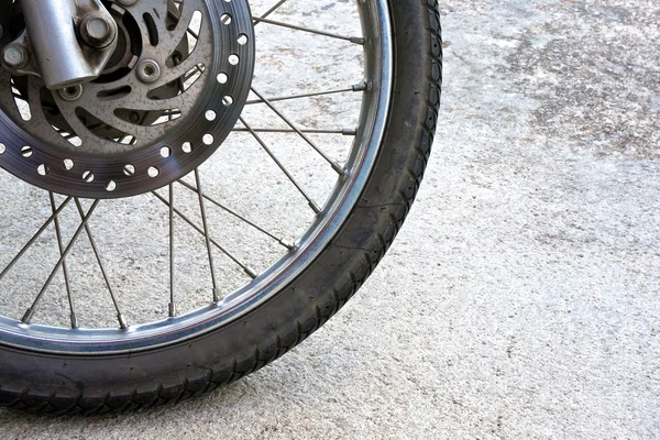 Vieja rueda negra de motocicleta y freno de disco — Foto de Stock
