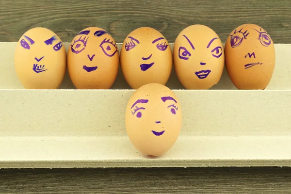 Gelukkig en leuke emoticons op lege "eggshell" — Stockfoto