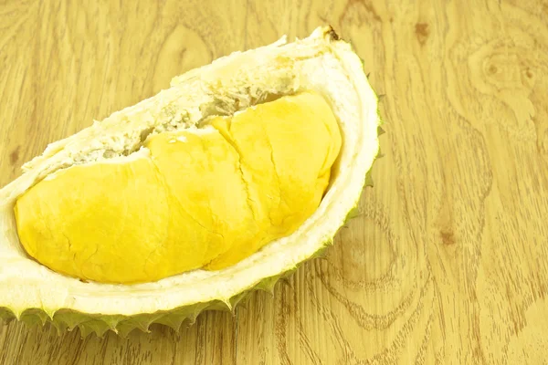 Durian tahtaya olgunlaşmış bir parçası — Stok fotoğraf