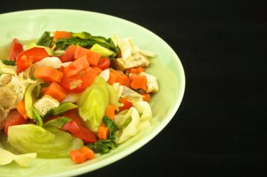 sebze siyah arka plan üzerine haşlanmış