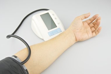 adam kan basıncı sol kol üzerinde test ediyor