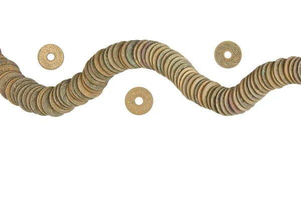 Gamla antika mynt placera som våg isolerade — Stockfoto