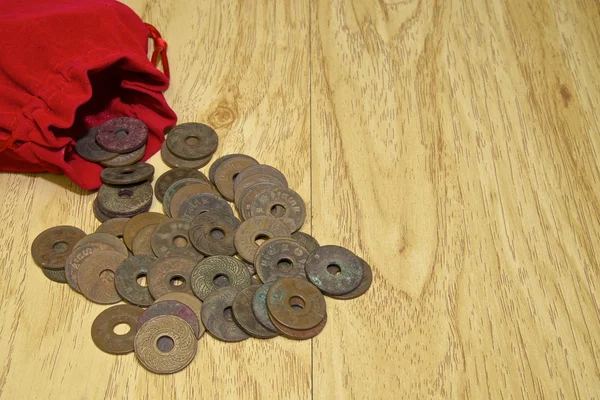 赤いバッグを持つタイの古い古代硬貨 — ストック写真