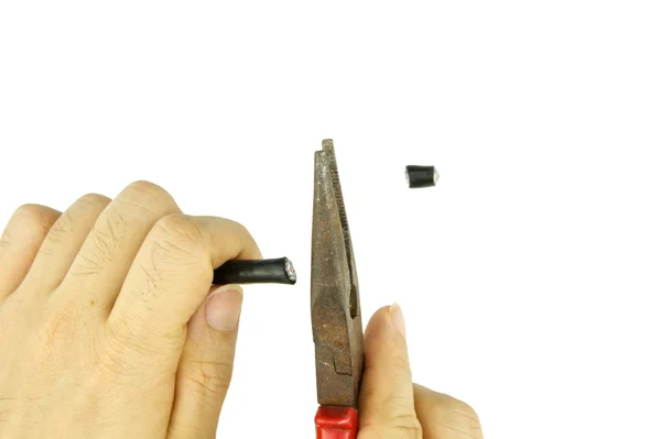 Man gebruik oude tangen te snijden kabel lijn voor reparatie geïsoleerd — Stockfoto