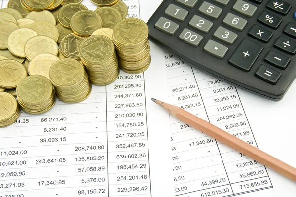 Moneda en cuenta de finanzas con lápiz y calculadora —  Fotos de Stock