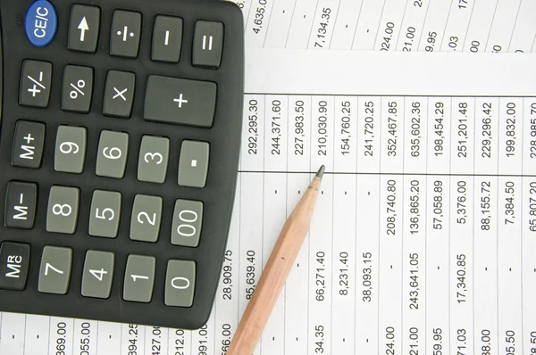Calculadora a lápiz y negro en cuenta de finanzas — Foto de Stock