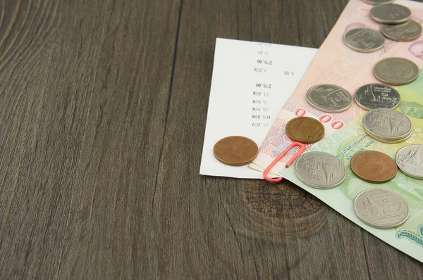 Recepción de la cena en restaurante con billete y moneda —  Fotos de Stock