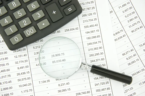 Magnifier and calculator on account — Stock Photo, Image