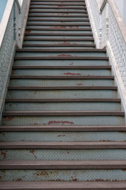 pas vintage tarzı ile eski demir merdivenleri adım