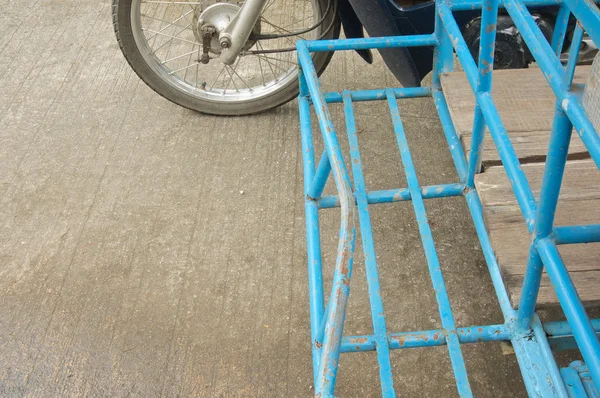 Motocicleta vieja con accidente sidecar azul — Foto de Stock
