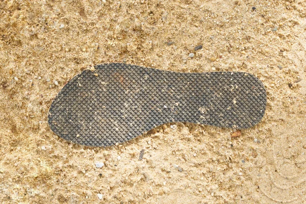 砂の上のブートの古い黒の足跡 — ストック写真