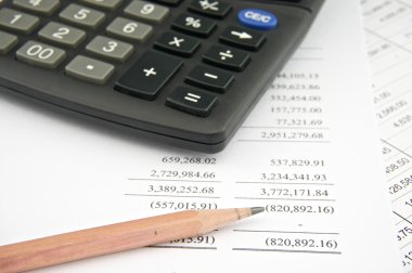 kalem ve siyah hesap makinesi ile gelir beyanları