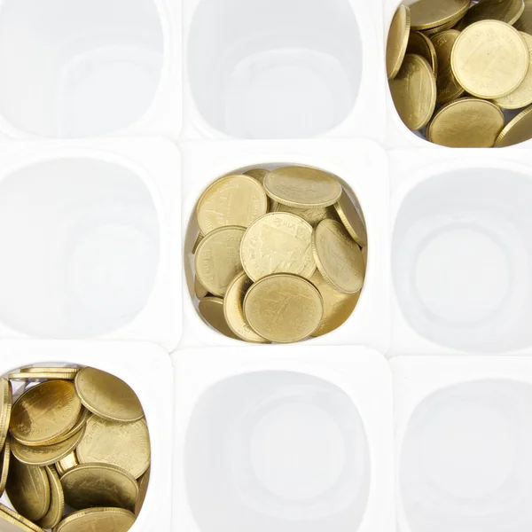 Złota moneta w białe filiżanka — Zdjęcie stockowe