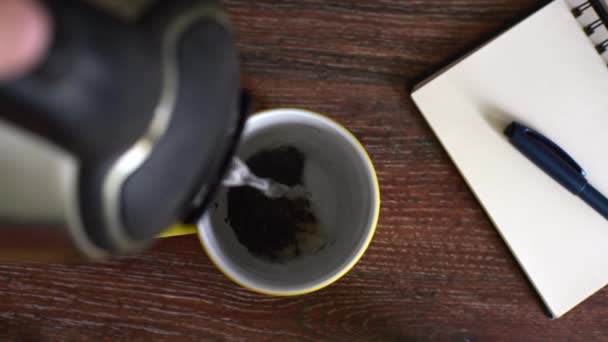 Preparando té matutino. Vista desde arriba. — Vídeo de stock