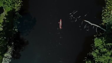 Nehirde kano süren iki aktif adamın üst görüntüsü