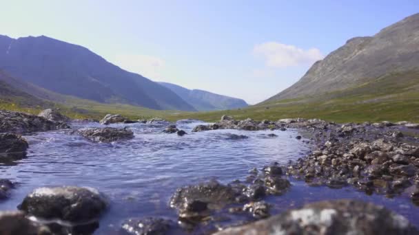 Das Blau eines Flussstaus erwärmte sich in der Sonne in den Khibiny-Bergen — Stockvideo