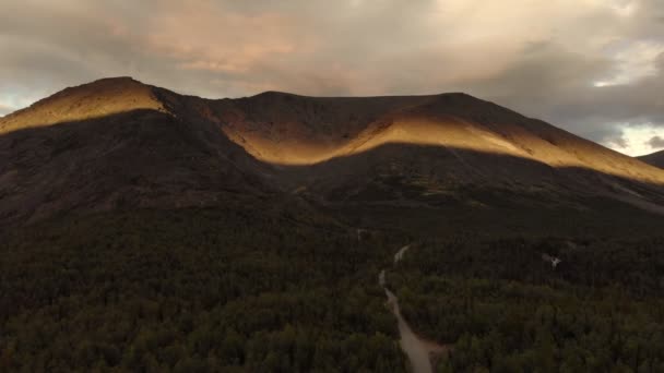 Ein herrlicher Blick auf die Morgensonne, die die Gipfel der Khibiny-Berge erhellt — Stockvideo