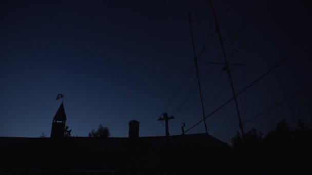 Vista panoramica sul tetto della casa e la foresta con linee elettriche — Video Stock