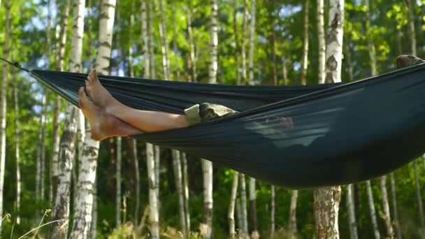 Un hombre cansado descansando al aire libre en el bosque — Vídeos de Stock