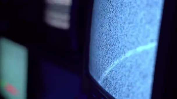 Tampilan samping Tidak ada sinyal pada monitor televisi kuno — Stok Video