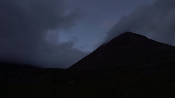 Cielo dramático con nubes amenazantes y montañas al atardecer. Nubes oscuras sobre las montañas. Caducidad — Vídeo de stock