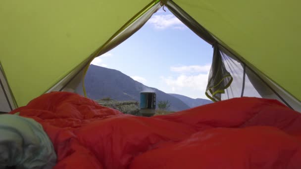 Udsigten fra teltet og den smukke bjergdal – Stock-video