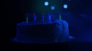 Karantina sırasında yalnız bir çocuk için mumlu bir doğum günü pastası.
