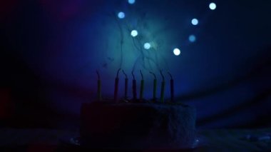 Karanlık bir odada ailesi ve arkadaşları olmayan kasvetli bir doğum günü partisi.