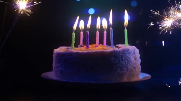 Eine Geburtstagstorte mit Kerzen und Wunderkerzen auf beiden Seiten ohne Gäste — Stockvideo