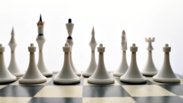 Peças brancas no tabuleiro de xadrez — Vídeo de Stock