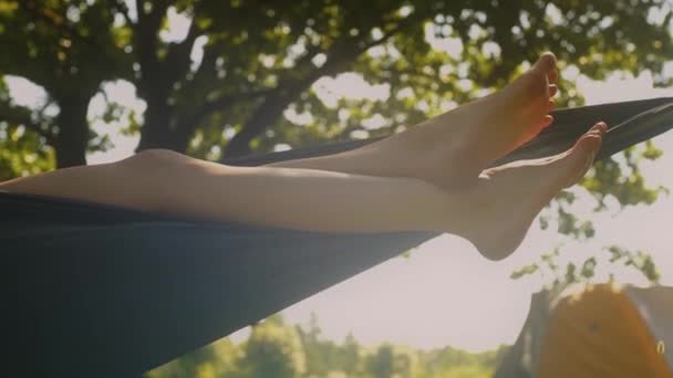 A female feet sunbathing in hammock — Vídeo de Stock