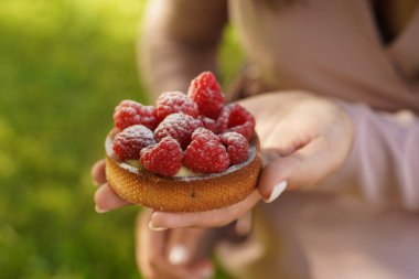 Taze ve olgun ahududu avucunun içine alır.