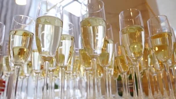 Ποτήρια με κρασί σε ένα πάρτι. — Αρχείο Βίντεο