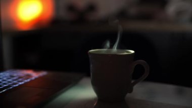 Bulanık zemine karşı seramik bir bardakta kaynar suyla demlenmiş bir içecek. Yüksek kalite 4k görüntü