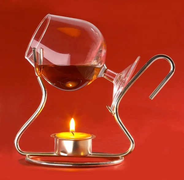 Glas mit Cognac und Kerzen — Stockfoto