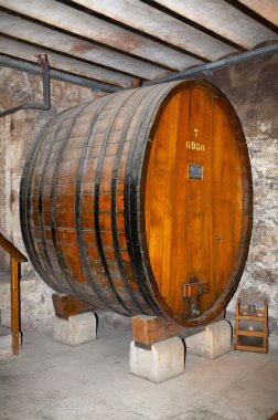 bir mahzende antik şarap varil