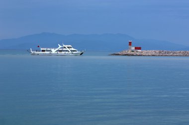 Beyaz gemi ve arka plan mavi Dağları üzerinde beacon