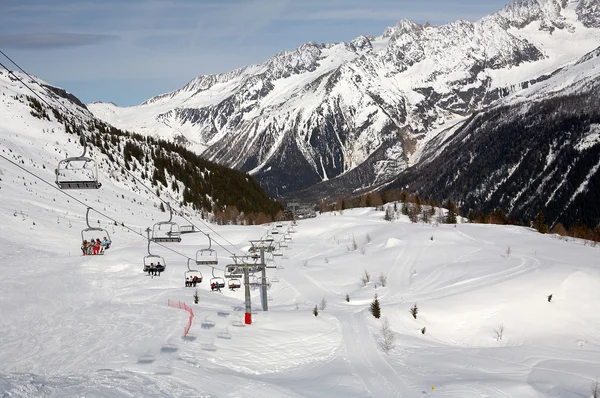 Skifahrer auf Pendelstraße zu den französischen Alpen — Stockfoto