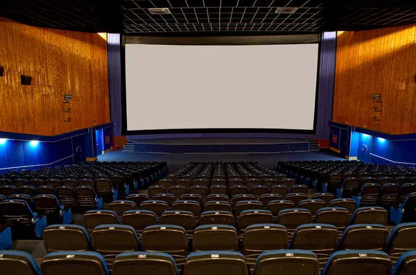 Sala di un cinema e linee di poltrone azzurre Foto Stock Royalty Free