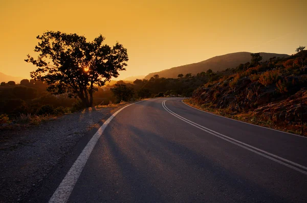 Coucher de soleil dans les montagnes — Photo