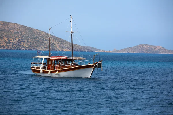 El barco en el fondo de las islas griegas — Foto de Stock