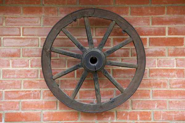 Old Wagon Wheel on brick Wall — Stock Photo, Image