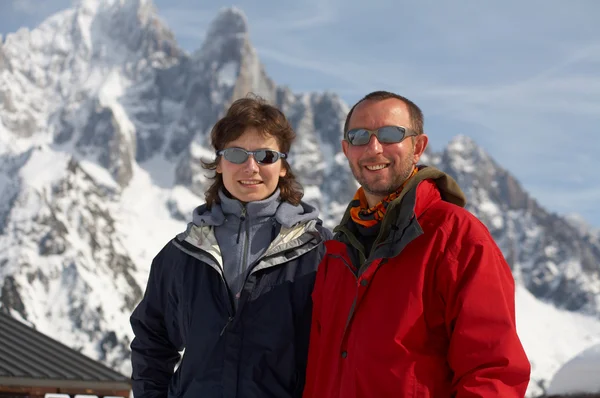The men and girl in glasses in snow mountains — Stock Photo, Image