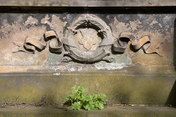 Stone wreath on a tomb — Stock Photo, Image